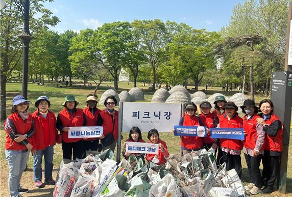 ▲ 메디체크어머니봉사단과 함께 올림픽공원 내 솔방울을 수거한 후, 기념사진을 찍고 있다.