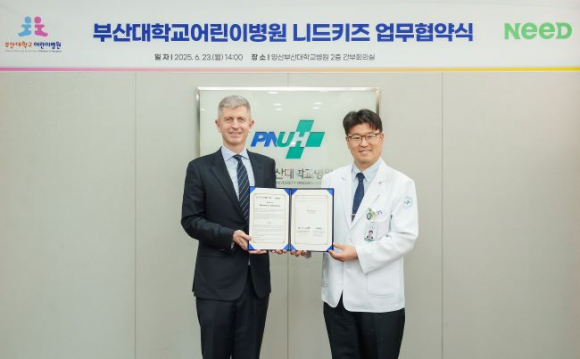 [사진] 윌 폴킹혼 니드 대표(좌측)과 정재민 부산대 어린이병원장(우측)이 지난23일 부산대학교 어린이병원에서 상호업무협약(MOU)를 체결하고 있다.[니드 제공]