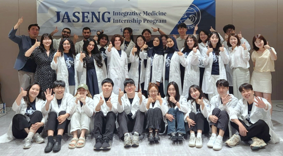 [사진설명] ‘2025 자생메디컬아카데미 하계 인턴십 프로그램’에 참여한 학생들과 관계자들이 기념촬영을 하고 있다[자생한방병원 제공]