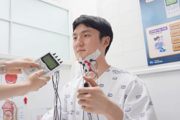 의료진이 ‘RS-STIM 1.0’ 장비로 연하장애 재활치료를 시행하는 모습[병원 제공]