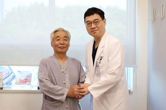 순천향대 부천병원 비뇨의학과 이상욱 교수(우측)와 건강을 되찾은 진OO 씨[병원 제공]